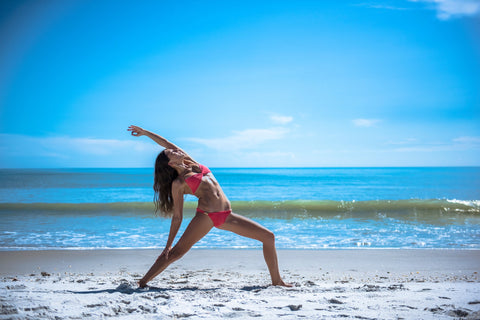 Mujer de yoga trabajando en la playa