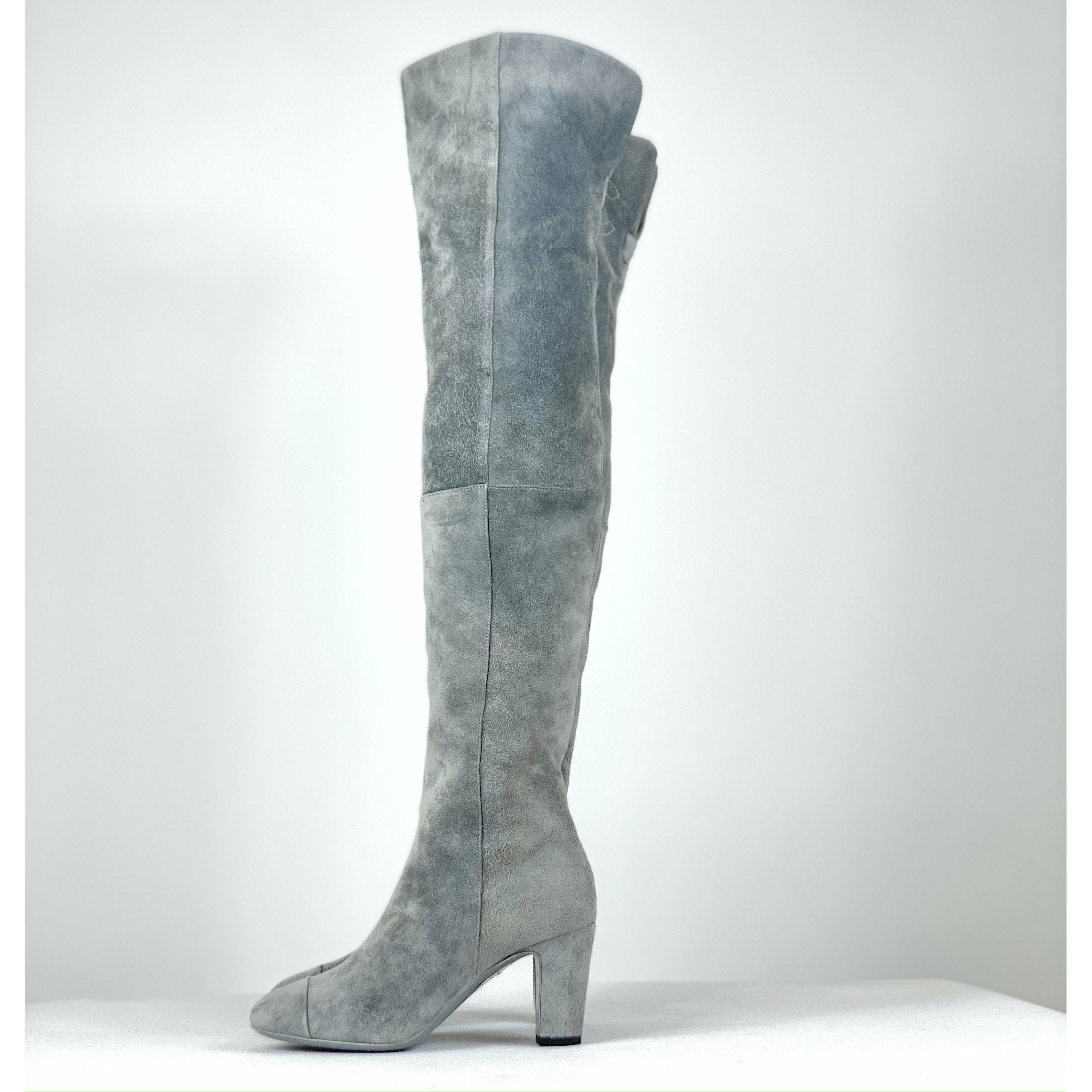 Chanel Women's Size 35 L. Gray Knee High Round Toe Block Heel Boots