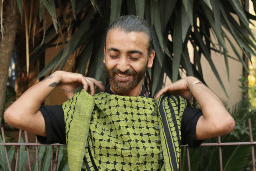 How to wear the keffiyeh | Handmade Palestine