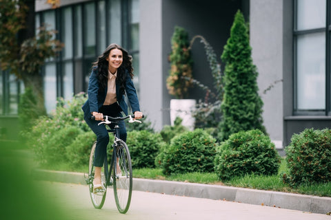 自転車通勤の女性に向け】もう迷わない！通勤時の服装のポイントと対策