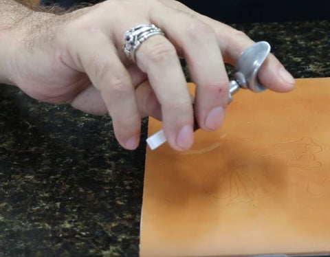 How to Hold a Leather Swivel Knife