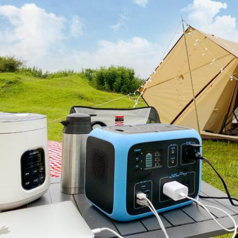Bluetti - AC50S 500Wh/300W Portable Power Station hooked in a cooker.