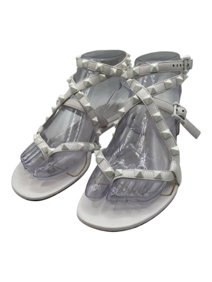 Valentino Garavani Shoe Size 37 White Leather round toe Solid Rockstud Sandals