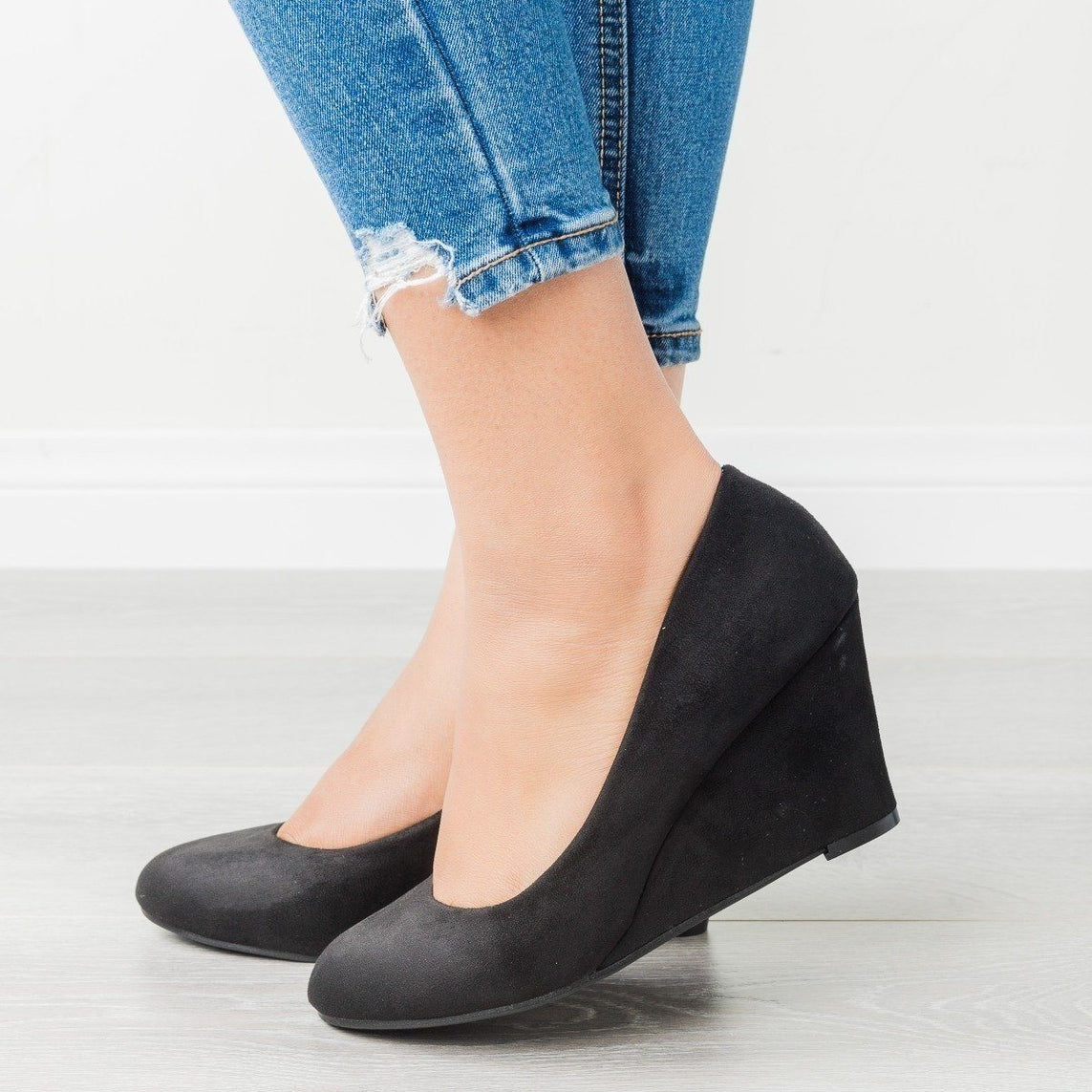 closed toe wedges black