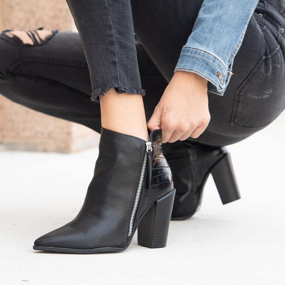 Crinkled Pointed Toe Booties - Qupid 