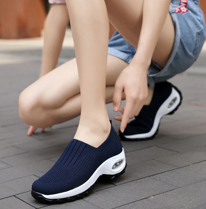 gym sneakers color blue size 8.5 for women