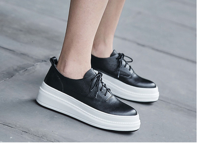 sneaker color black size 5.5 for women