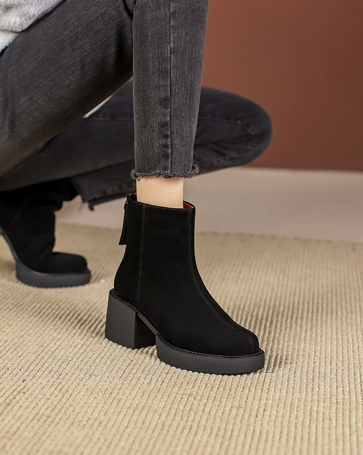 round toe boots color black size 5.5 for women