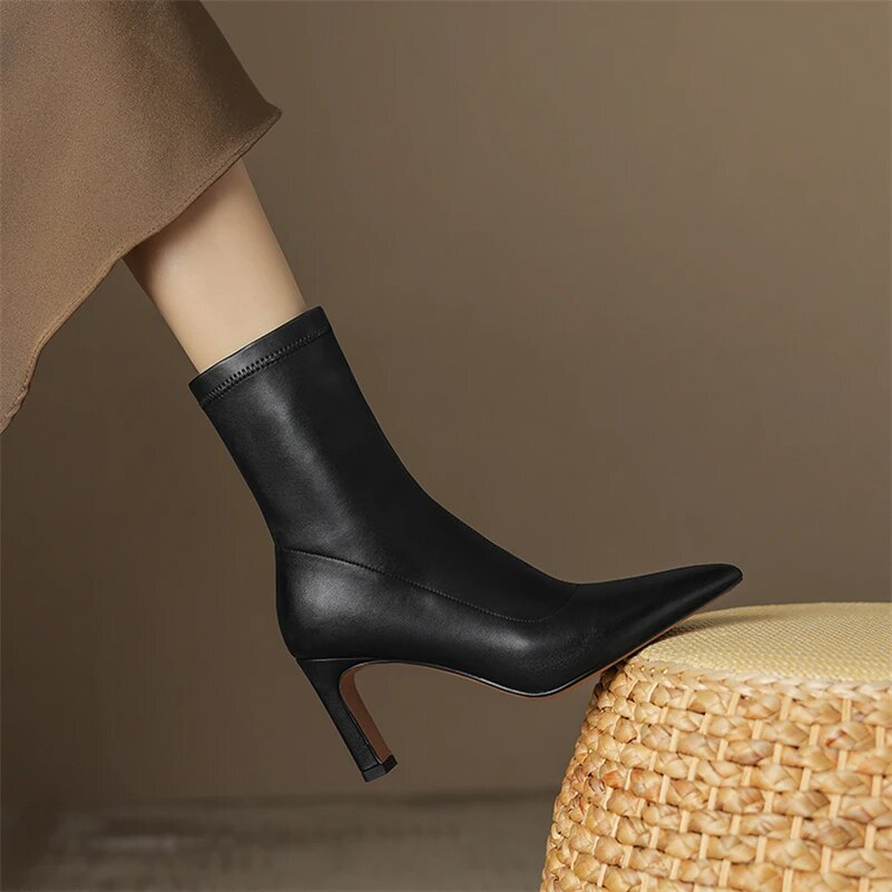 winter leather boots color black size 5 for women