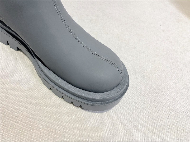 round toe boots color black size 5.5 for women