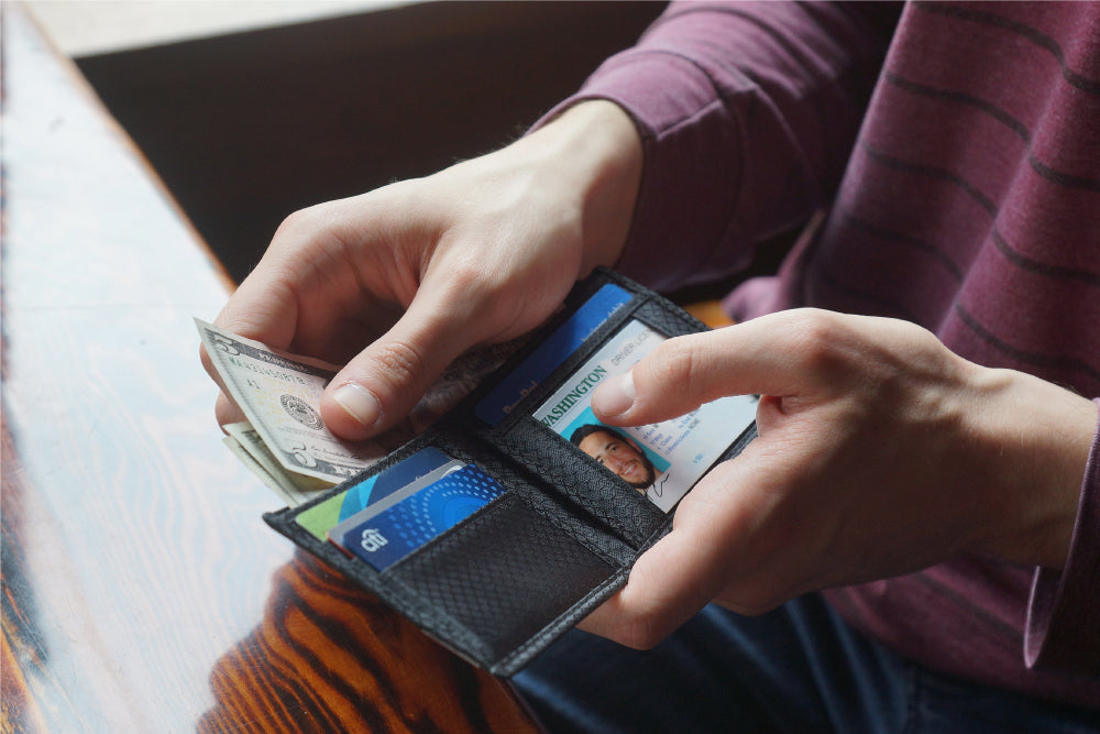 MAX 3.0 Common Fibers Carbon Fiber Bifold Wallet with ID in use