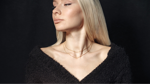 Collier superposé, une tendance populaire qui peut ajouter de la dimension et de la profondeur à n'importe quelle tenue