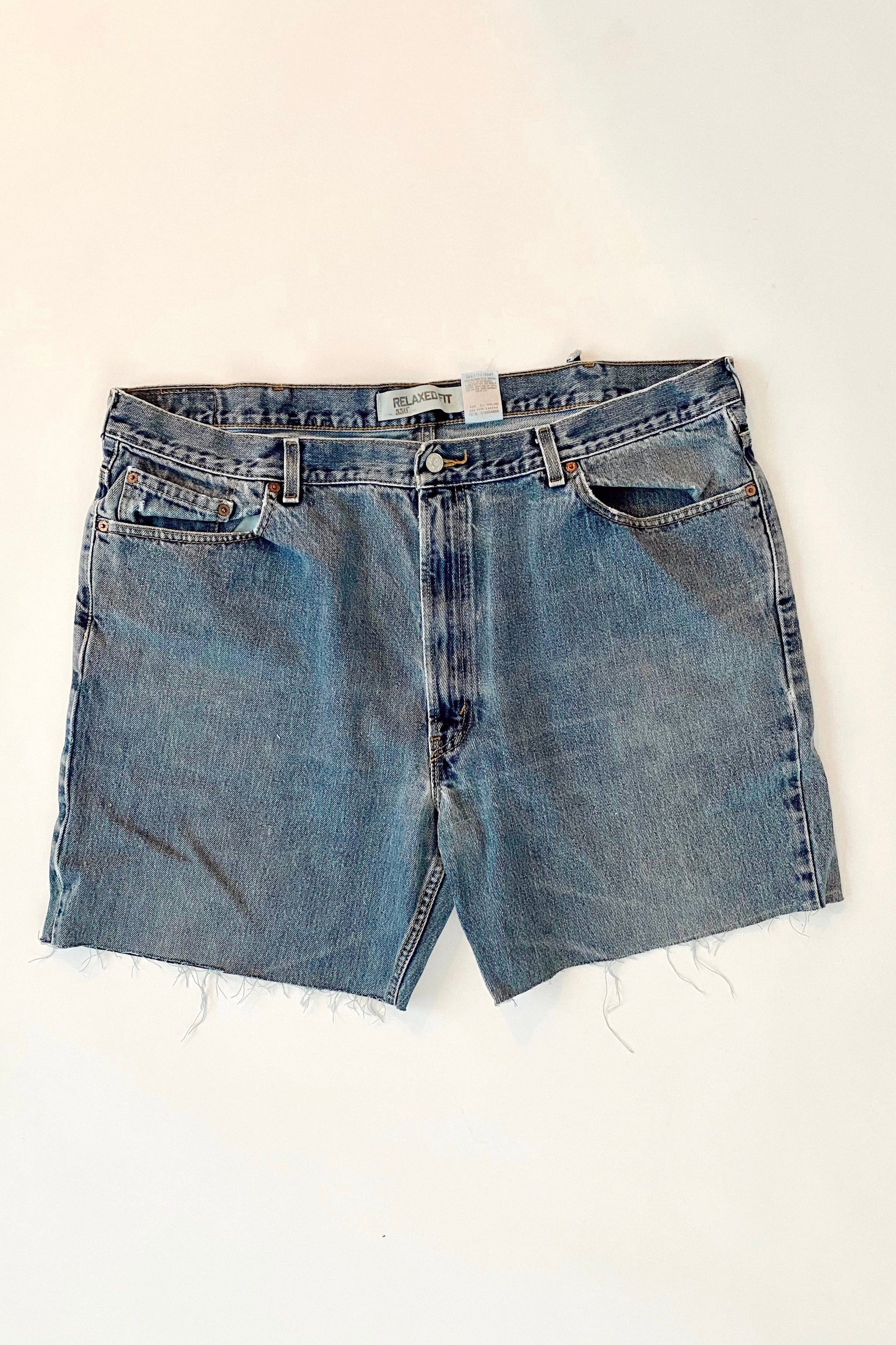 Upcycled Levi's 550 High Waist Mid Thigh Shorts / Size 38 - COUTONIC