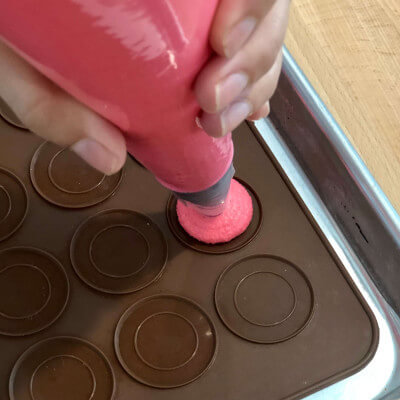 Piping macarons