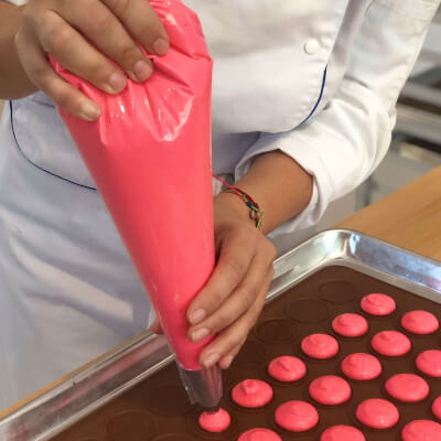 Piping macarons technique