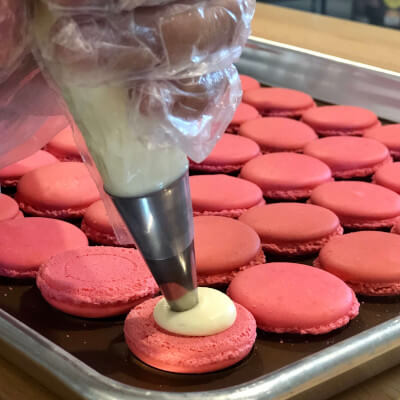 Piping macaron filling