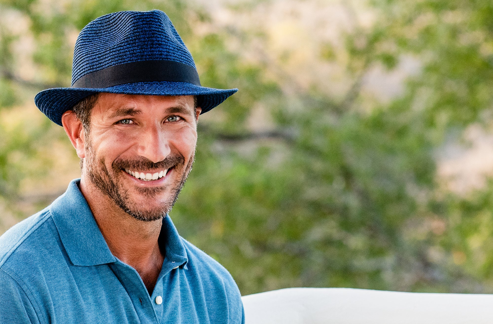 Man sitting outside in Unisex Carkella Del Mar Trilby style Fedora