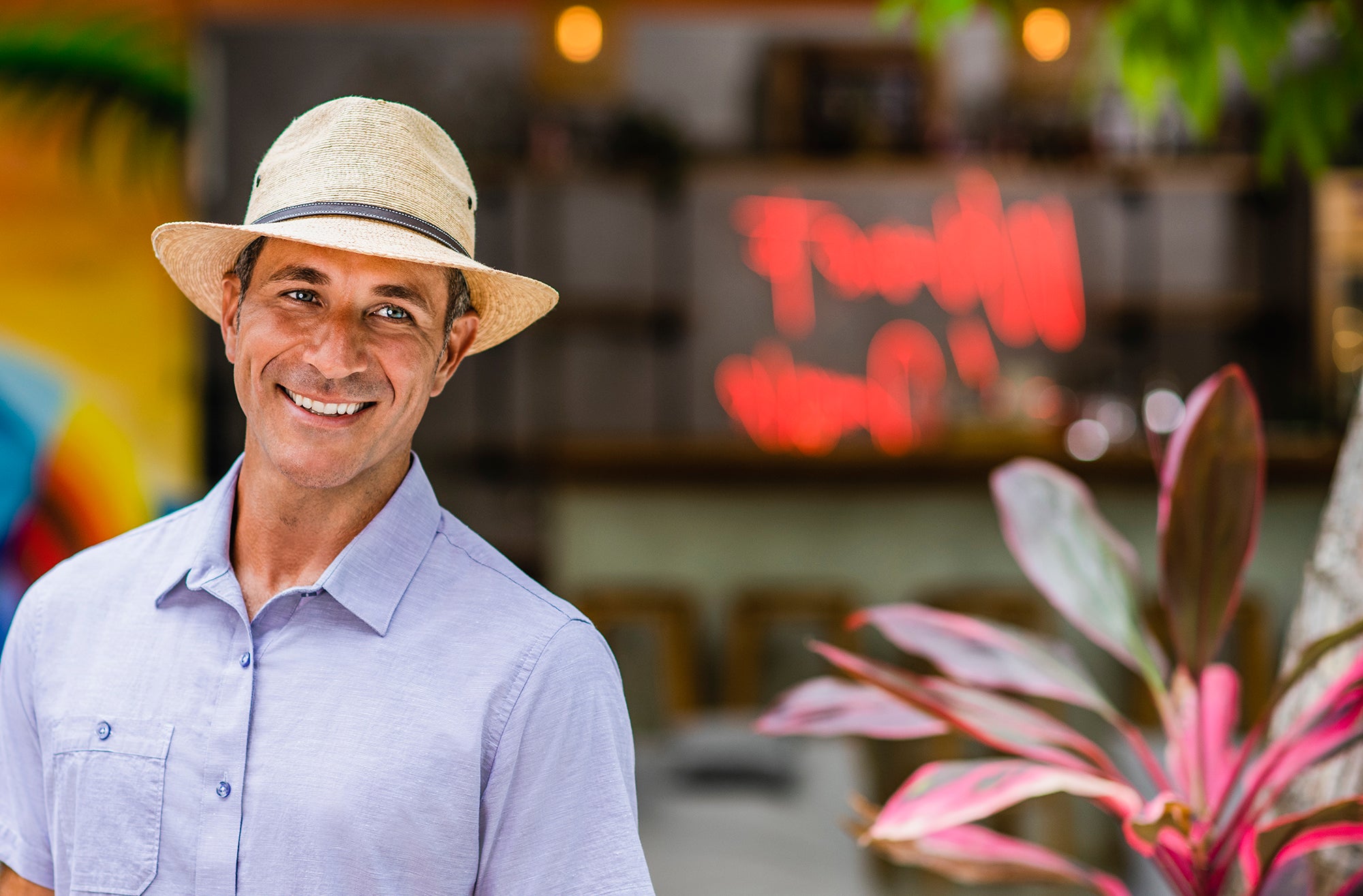 Man outside wearing the artisan Cortez fedora straw sun beach hat by Wallaroo