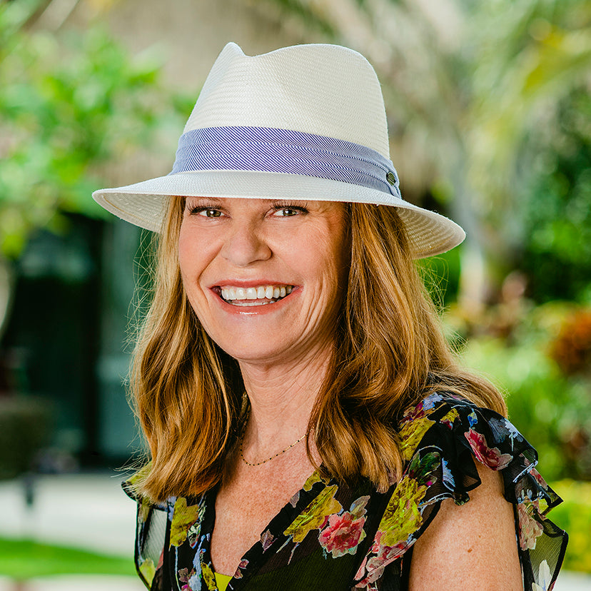 Woman Wearing a Wallaroo Monterey Beach Sun Hat with uv protection