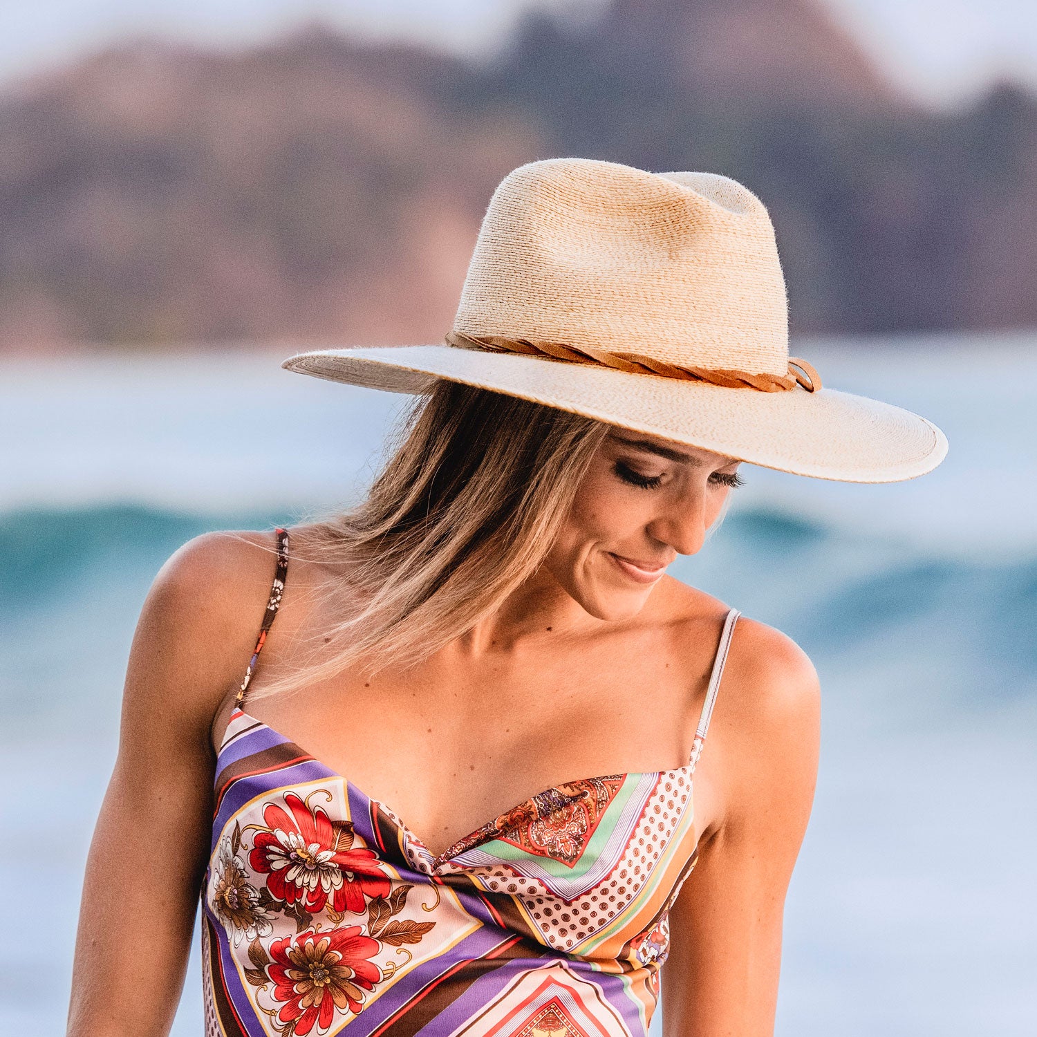 Woman Wearing Wallaroo Tulum straw sun hat with a uv protection and a big wide brim