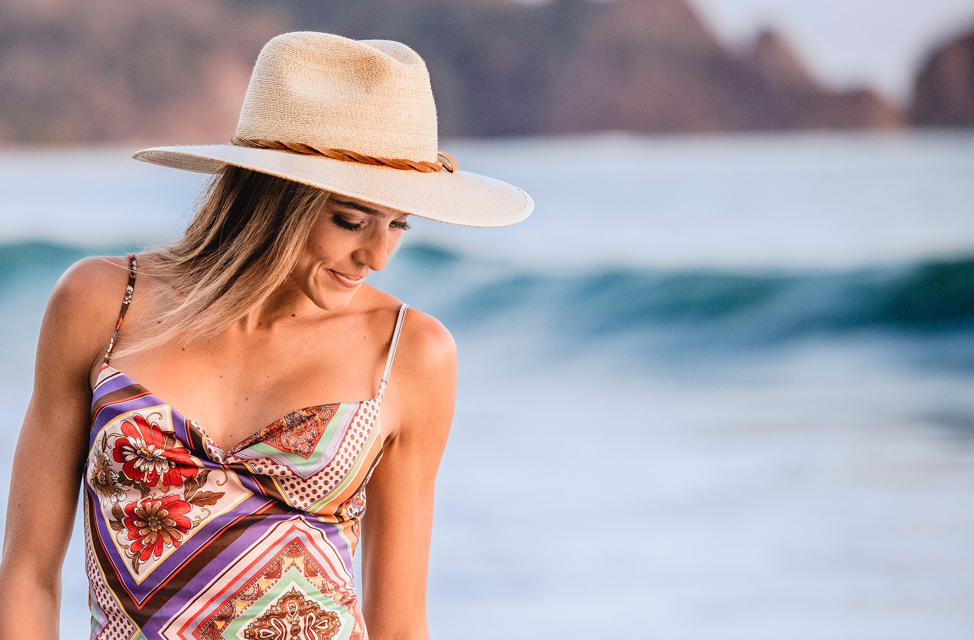 Woman Wearing Wallaroo Tulum straw sun hat with a uv protection and a big wide brim