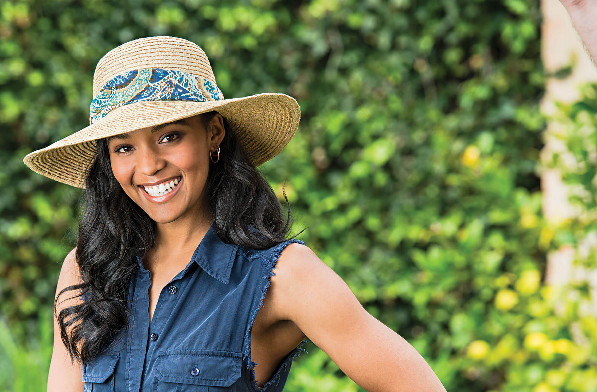 Woman Wearing a Wallaroo Sausalito straw Sun Hat