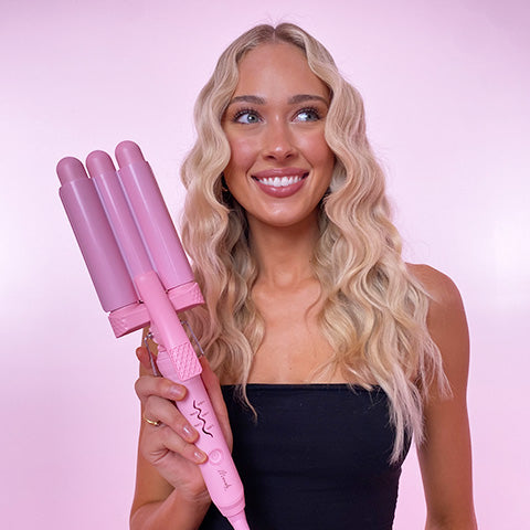 Mermade Hair Style Wand in hand with blonde wavy hair model