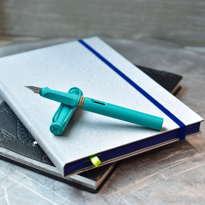 https://cdn.shopify.com/s/files/1/2083/6627/products/LAMY-Safari-Candy-Aquamarine-Fountain-Pen_720x.jpg?v=1602557612