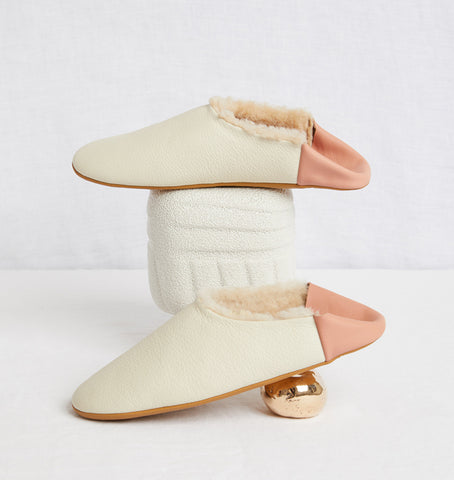 Women's "chic and pampering" shearling slippers