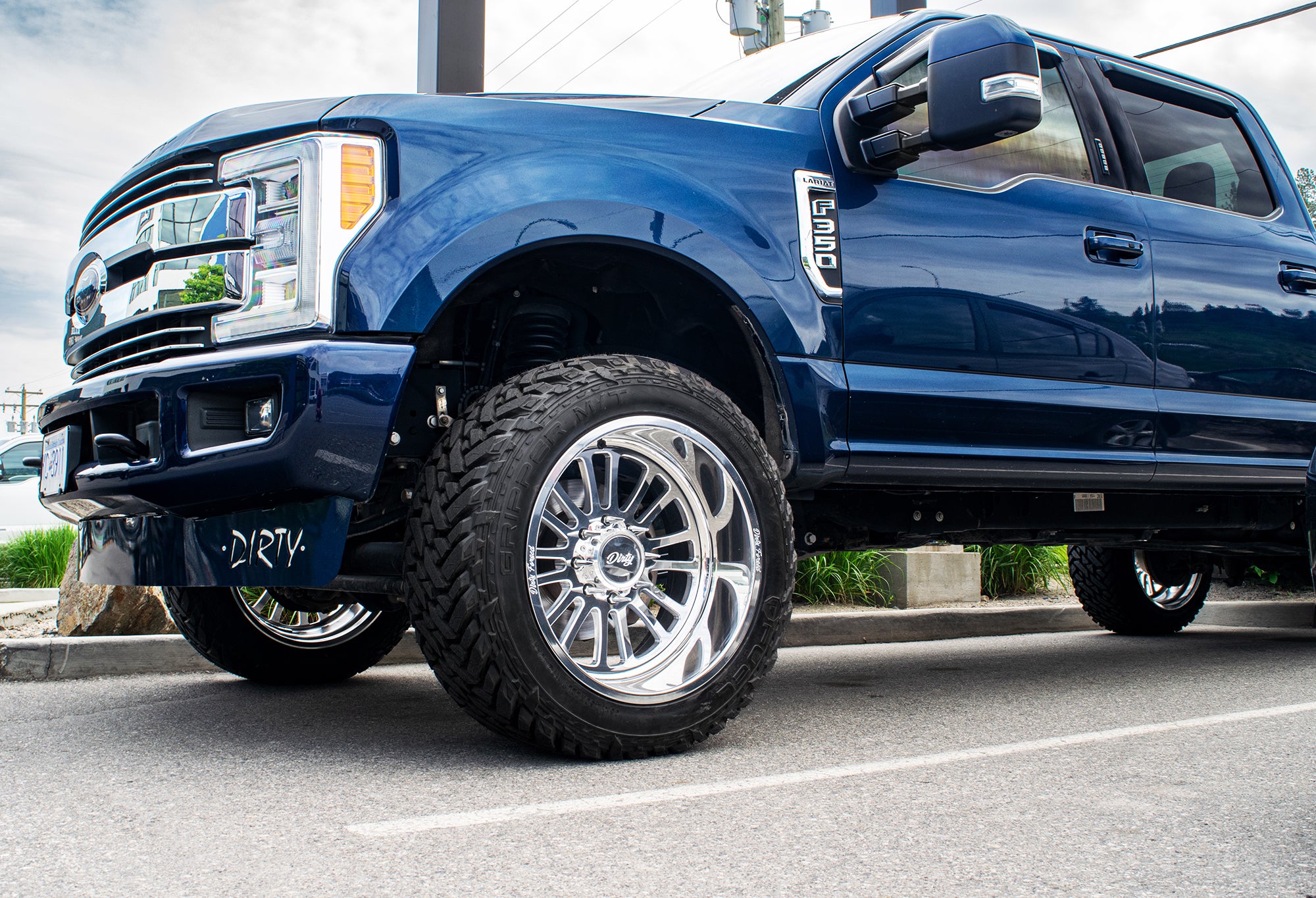 Picture of a good looking Ford F350 with Dirty Forged Wheels Mounted