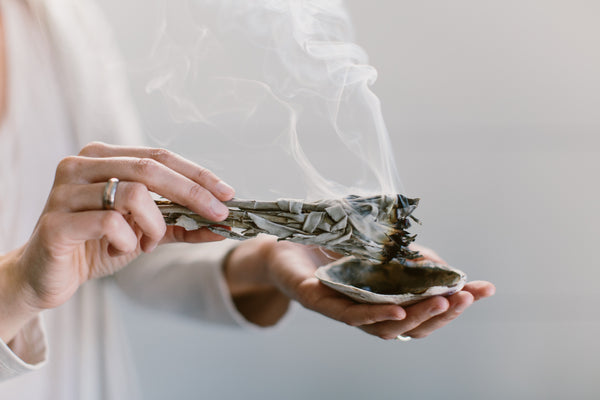 smudging-as-a-way-to-cleanse-your-crystals