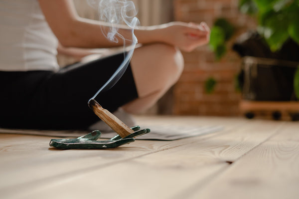 incorporate-palo-santo-to-your-meditations