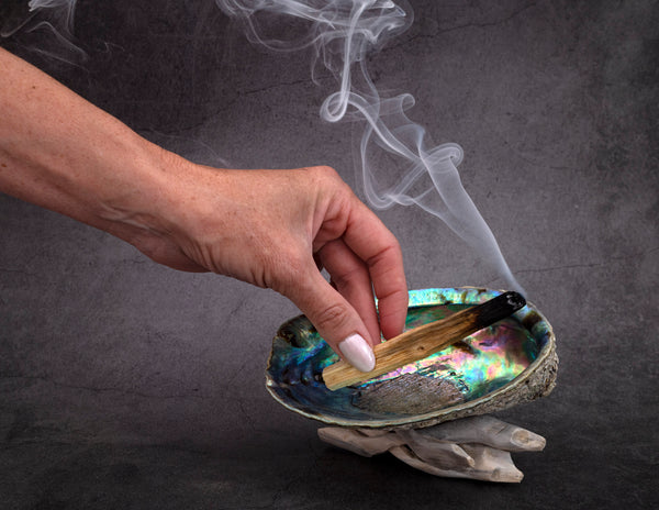 how-to-smudge-with-palo-santo
