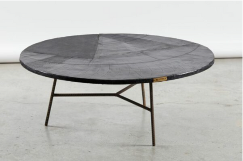 משטח השולחן מחופה צמיגים ממוחזרים, Neutra,, צילום: עדי גלעד