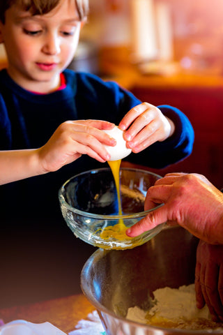 Enfant autonome faisant de la cuisine | Méthode d'organisation Maria Montessori