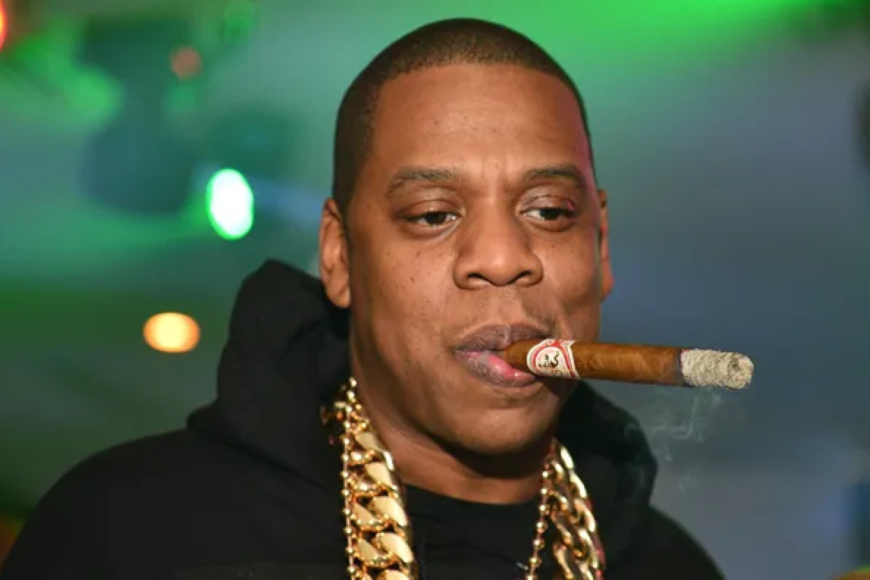 Jay Z fuma una doppia corona di Hoyo de Monterrey