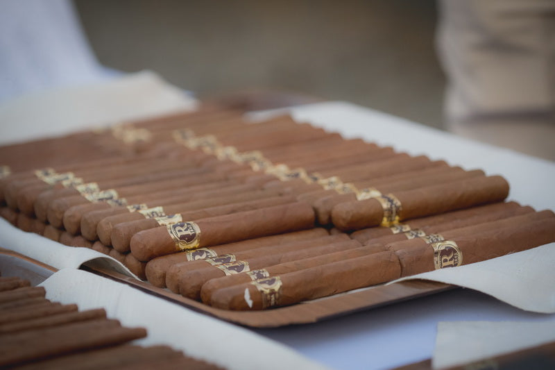 Charutos cubanos esperando para serem fumados