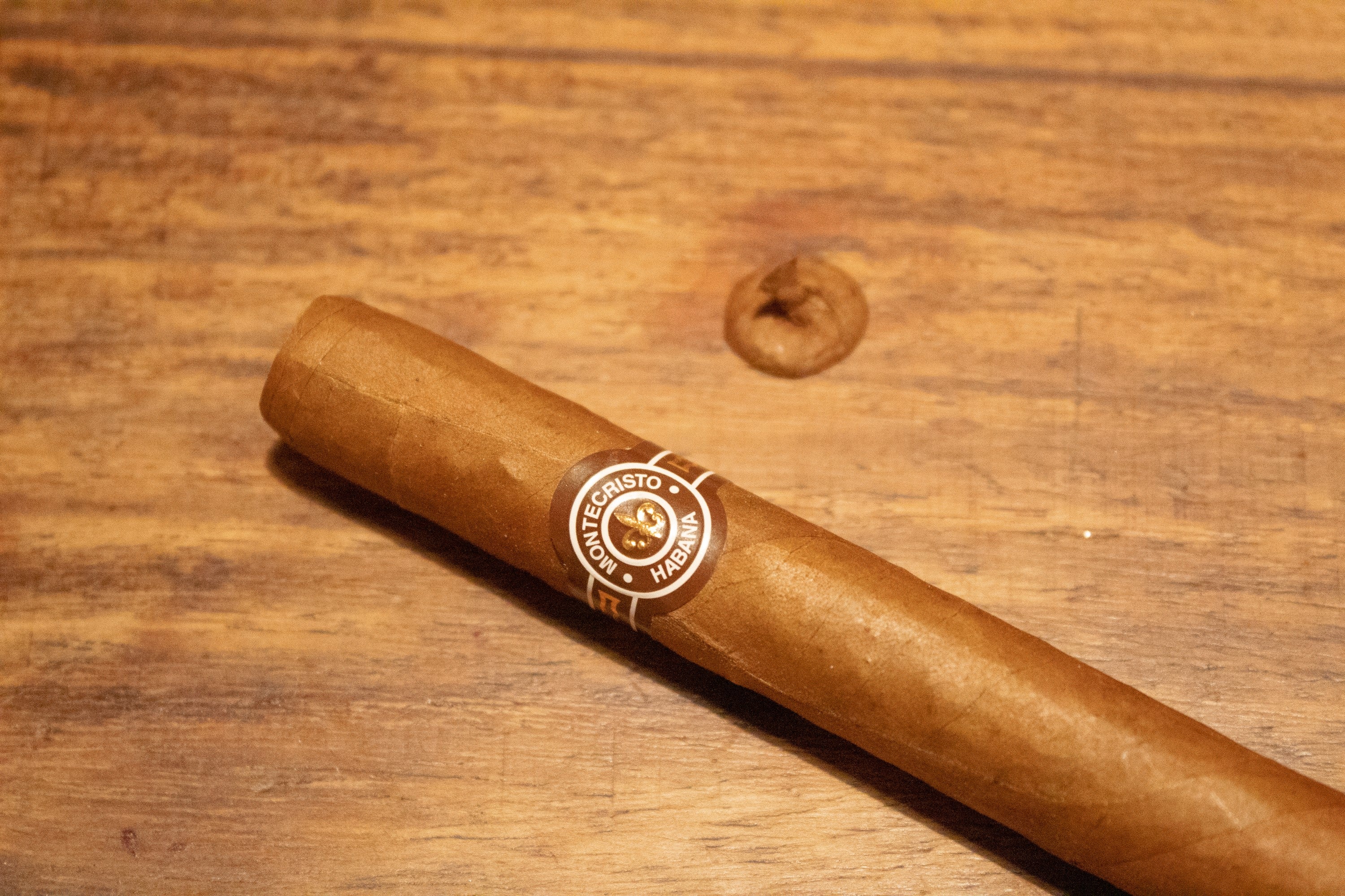 The cigar band of the Montecristo Especial No 2