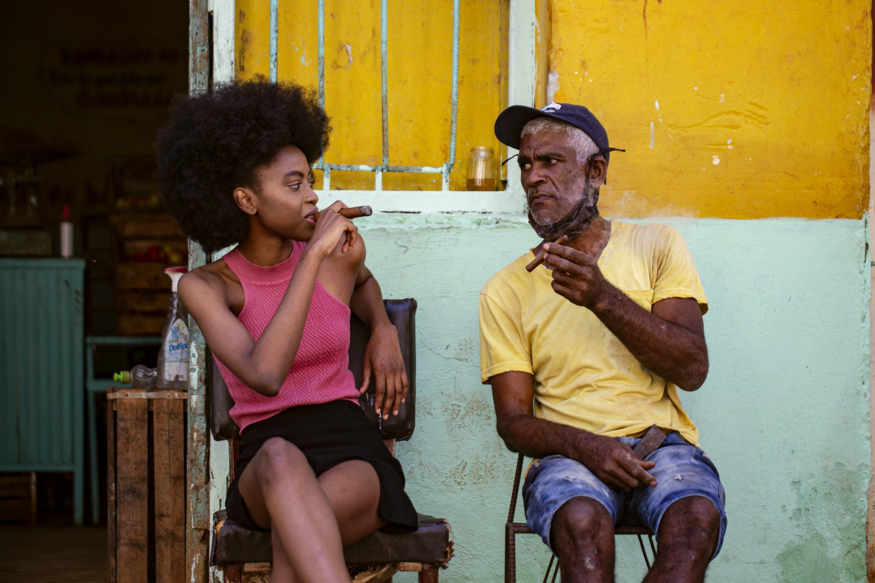 Cubanos disfrutan de un cigarro en las calles de La Habana