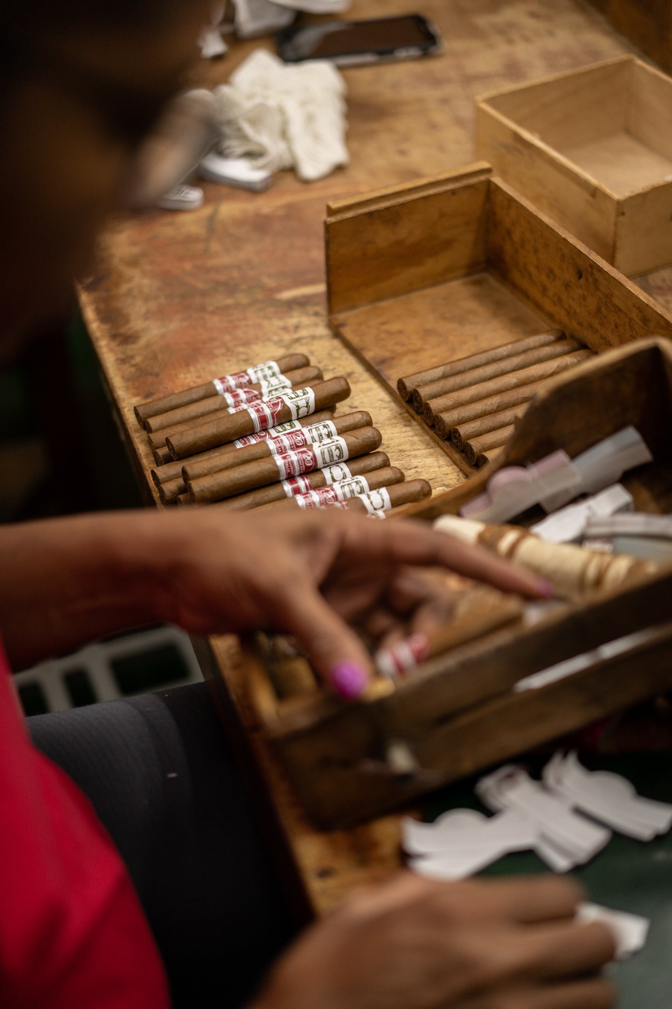 Banderolage et mise en boîte des cigares finaux.