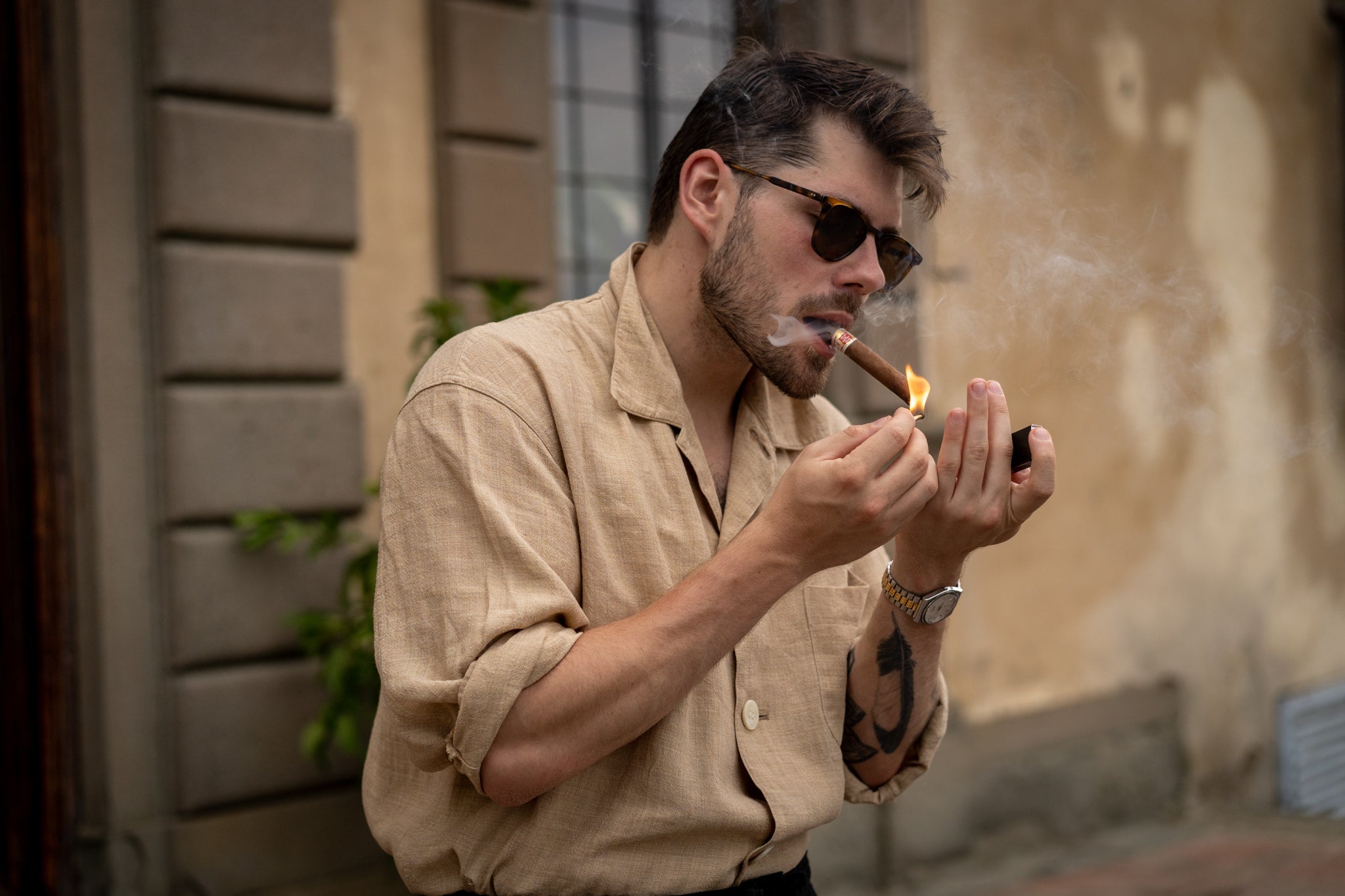 Luke Alland smoking a Romeo y Julieta