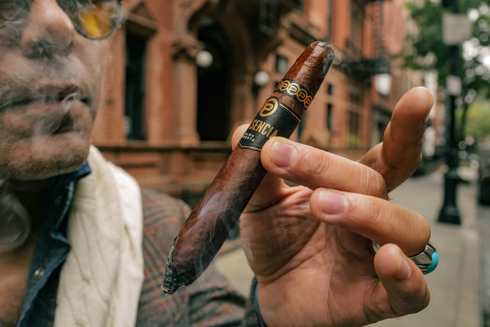 Angel Ramos fumant un cigare Plasencia à New York