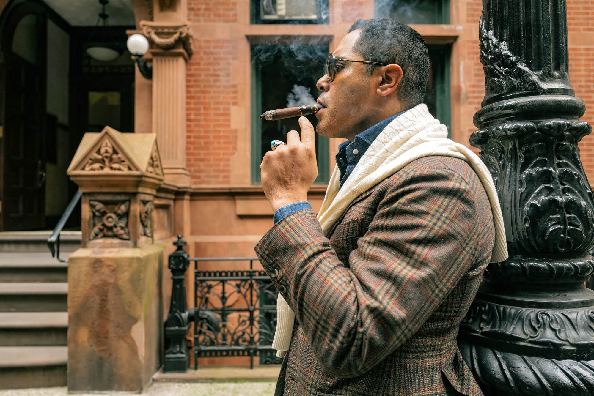 Ángel Ramos fumando un puro de Plasencia en Nueva York