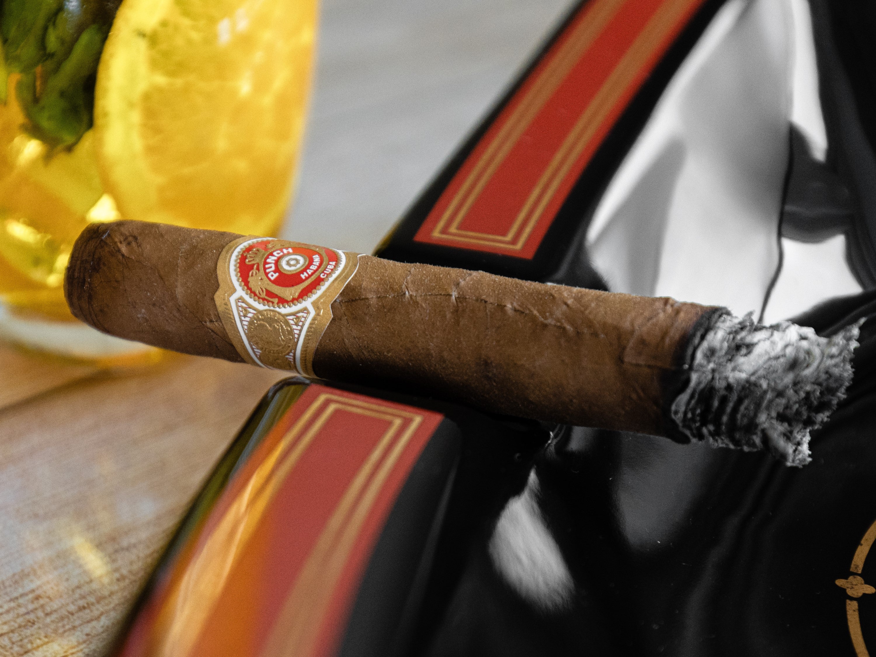 La ceniza se mantuvo hermosa hasta el final del cigarro cubano Punch Coronations.