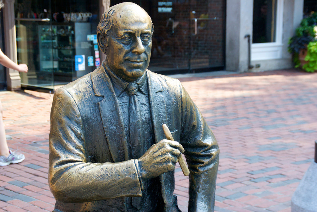 Statue en bronze d'Auerbach rouge tenant un cigare à Boston, EGM Cigars
