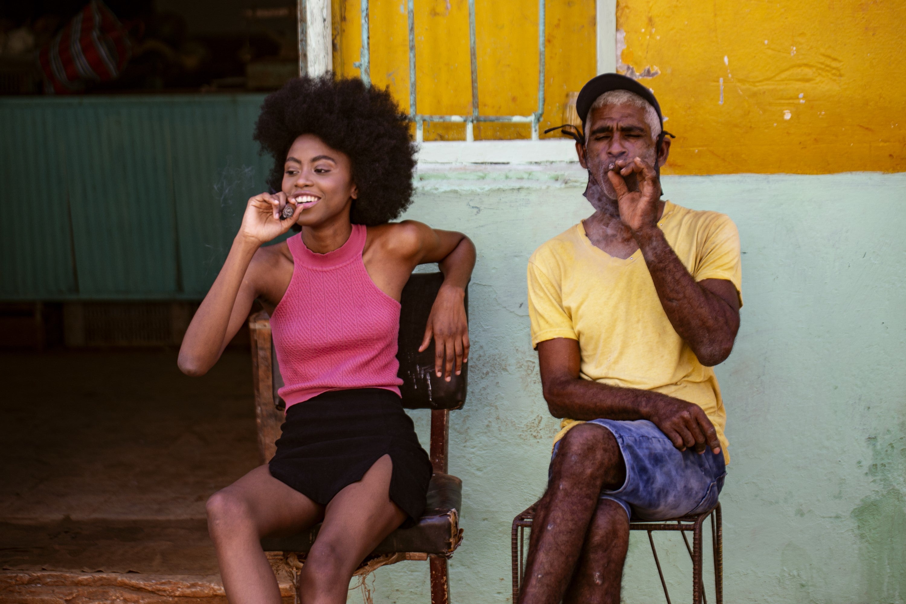 Disfrutando de los puros cubanos en las calles de La Habana