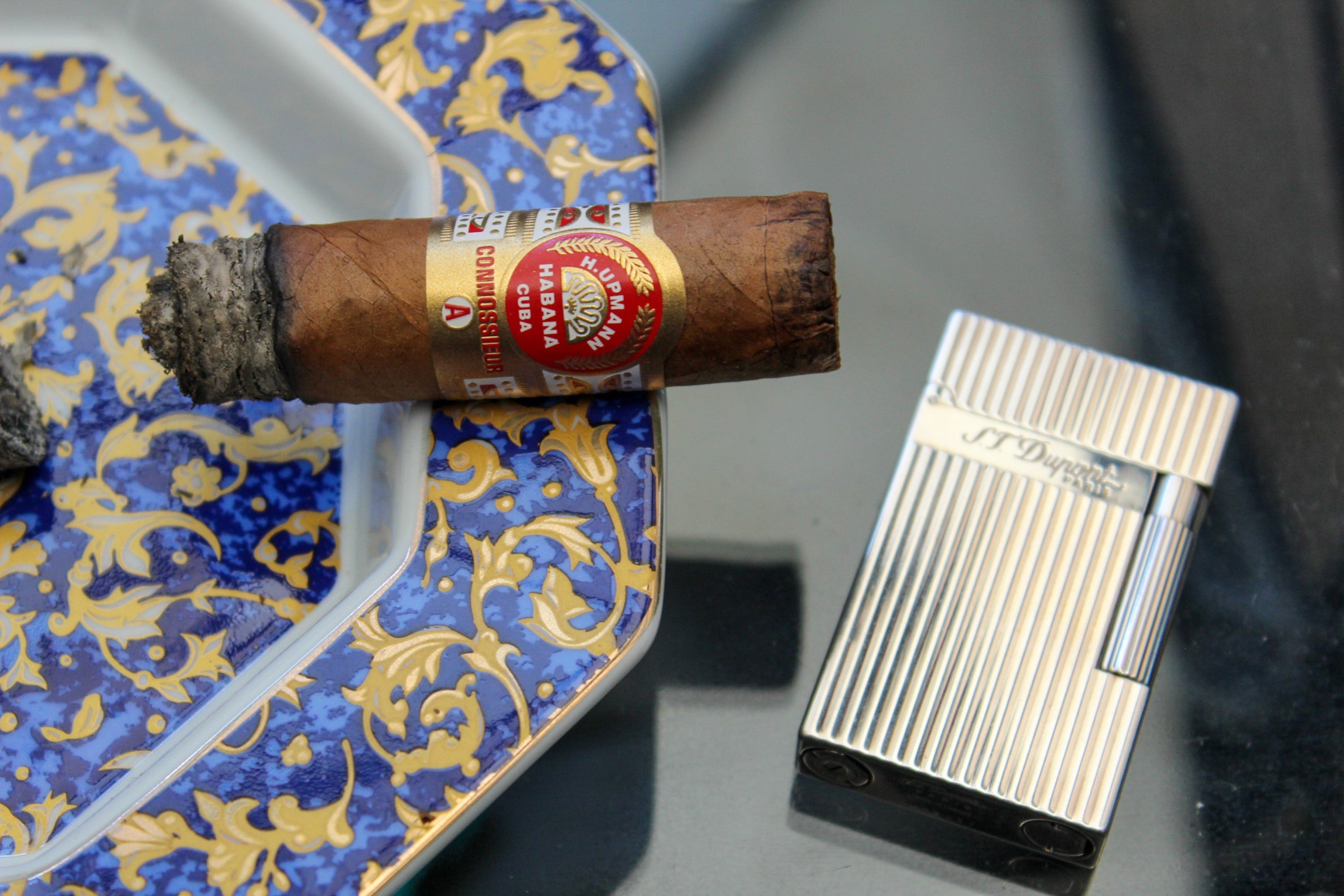 السيجار عالي الجودة يستحق ولاعة عالية الجودة ؛ أزواج ST Dupont Ligne 2 مع H Upmann Connossieur A.