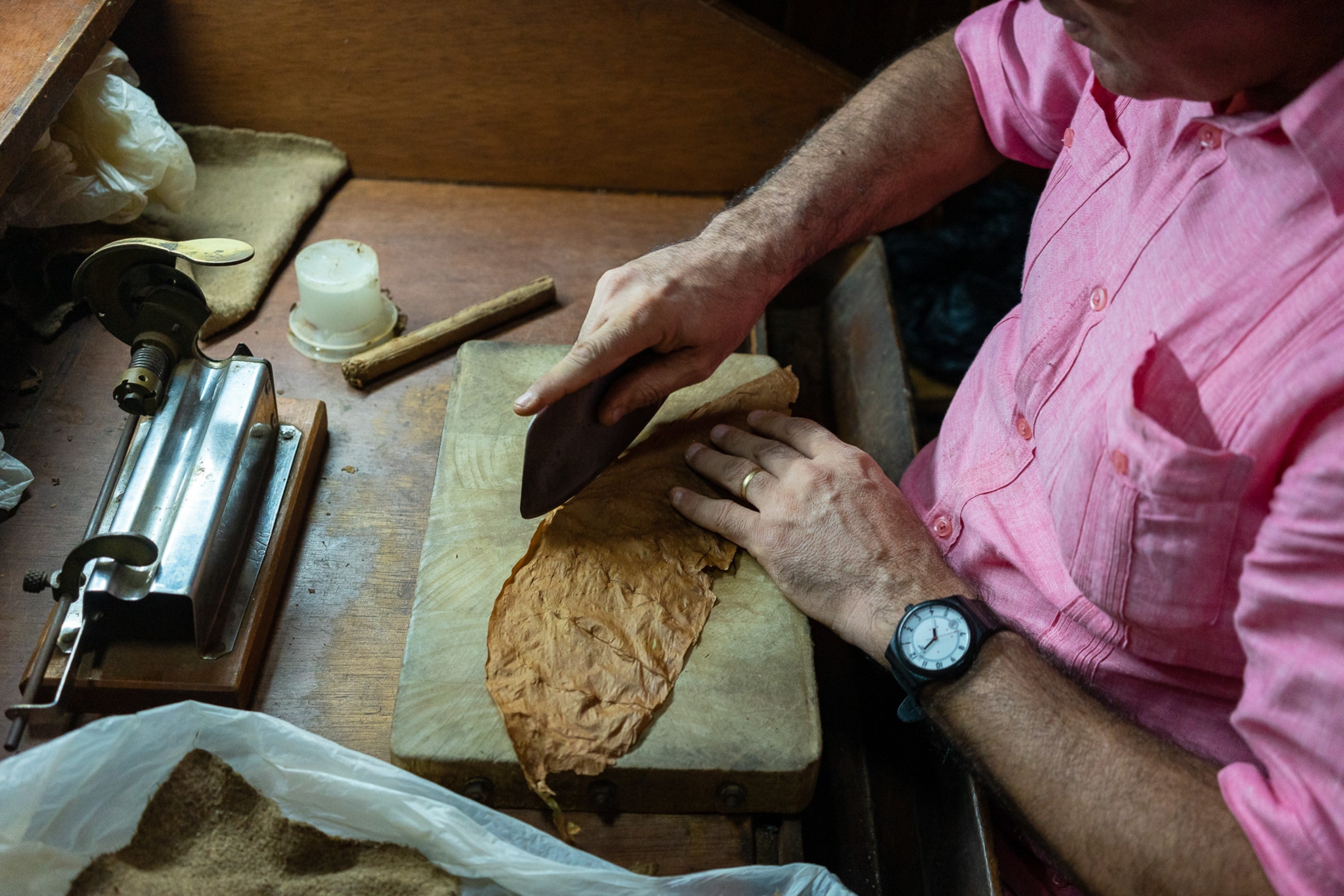 A torcedor prepares a beautiful wrapper leaf