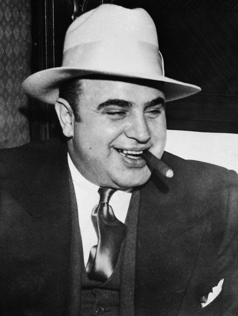 al capone fuma un sigaro. sigari egm