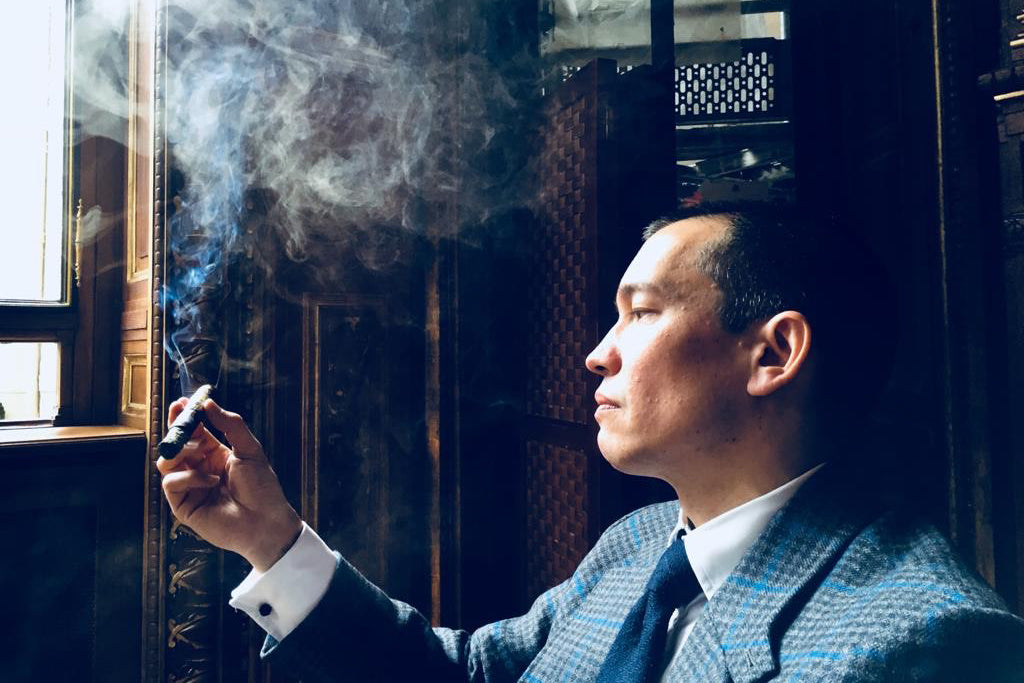 Richard Smoking a cigar at the travellers club in paris